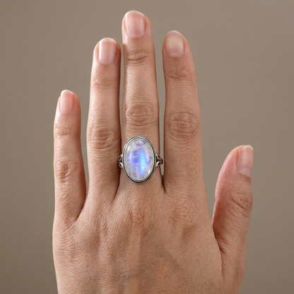 Anillo Piedra de Luna en la mano