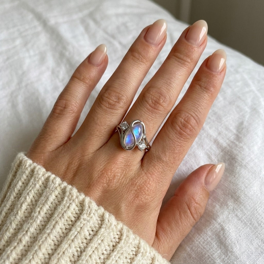 Anillo Luna Nueva, piedra lunar con destellos azules